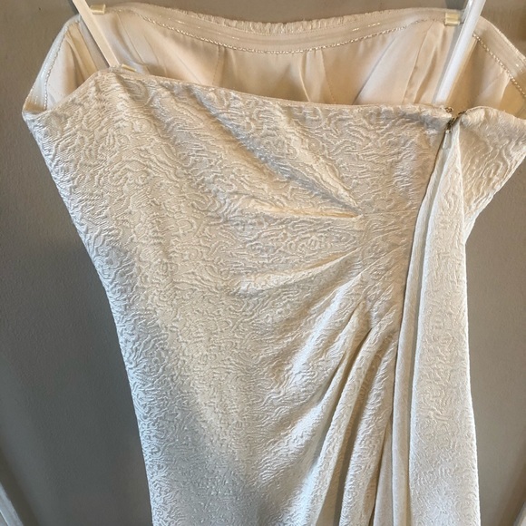 Show stopping white (wedding?) dress! - Picture 3 of 5